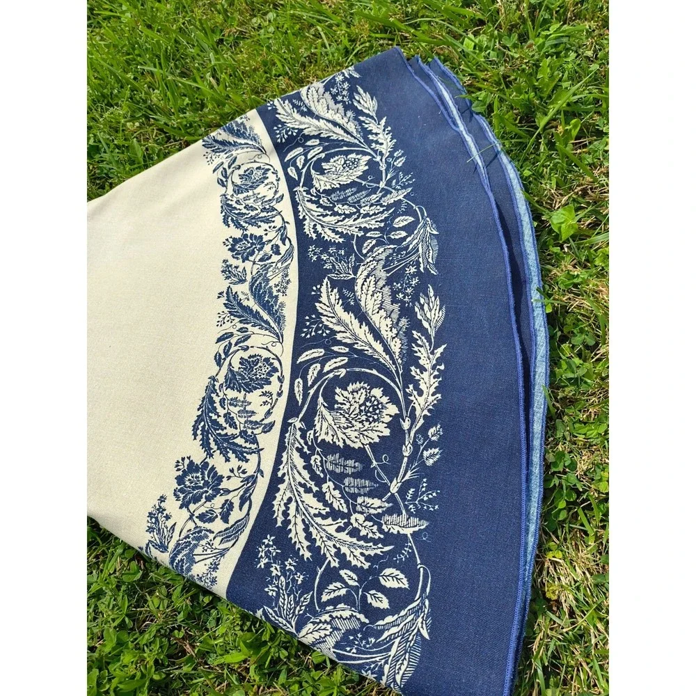 Vintage 1990-Y2K Round Linen Tablecloth 67.5